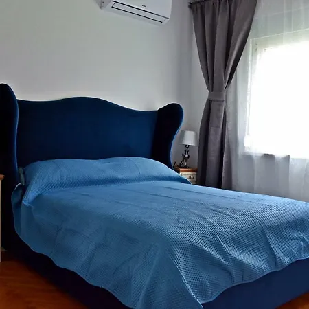 Anna With Parking Split